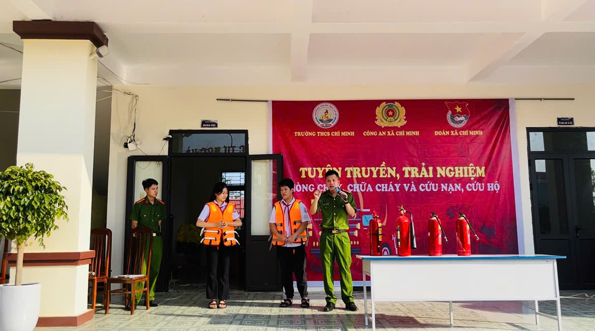 Công an xã Chí Minh tuyên truyền, thực hành kỹ năng PCCC & CNCH tại Trường THCS Chí Minh 